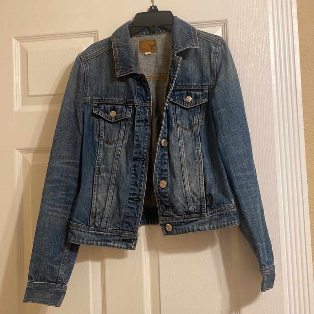 American Eagle structured jean jacket in like new condition! Size small!